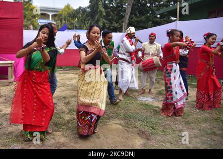 I tribali Mishing eseguono la loro danza tradizionale durante Ali-Aye-Ligang - festival primaverile nel distretto di Nagaon, nello stato nordorientale di Assam, in India, il 17,2021 febbraio. Il Mising è la seconda tribù più grande di Assam e il festival di primavera Ali Aye Ligang è il primo festival celebrato tra la tribù Mising. (Foto di Anuwar Hazarika/NurPhoto) Foto Stock
