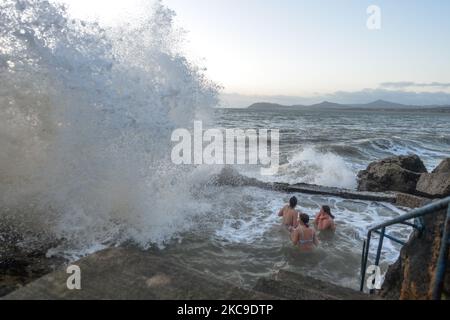 Tre giovani donne fare un tuffo in mare al sito di balneazione di Vico, Hawk Cliff in Dalkey, durante il blocco di livello 5 COVID-19. Martedì 16 febbraio 2021 a Dublino, Irlanda. (Foto di Artur Widak/NurPhoto) Foto Stock