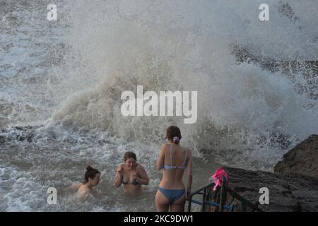 Tre giovani donne fare un tuffo in mare al sito di balneazione di Vico, Hawk Cliff in Dalkey, durante il blocco di livello 5 COVID-19. Martedì 16 febbraio 2021 a Dublino, Irlanda. (Foto di Artur Widak/NurPhoto) Foto Stock