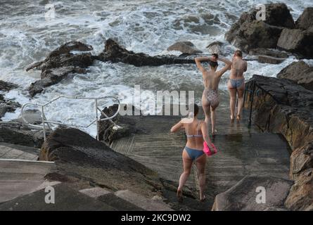 Tre giovani donne sulla loro strada per fare un tuffo in mare al sito di balneazione di Vico, Hawk Cliff in Dalkey, durante il blocco di livello 5 COVID-19. Martedì 16 febbraio 2021 a Dublino, Irlanda. (Foto di Artur Widak/NurPhoto) Foto Stock