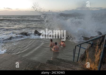 Tre giovani donne fare un tuffo in mare al sito di balneazione di Vico, Hawk Cliff in Dalkey, durante il blocco di livello 5 COVID-19. Martedì 16 febbraio 2021 a Dublino, Irlanda. (Foto di Artur Widak/NurPhoto) Foto Stock