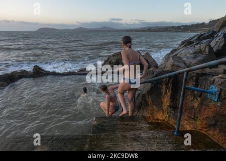 Tre giovani donne sulla loro strada per fare un tuffo in mare al sito di balneazione di Vico, Hawk Cliff in Dalkey, durante il blocco di livello 5 COVID-19. Martedì 16 febbraio 2021 a Dublino, Irlanda. (Foto di Artur Widak/NurPhoto) Foto Stock