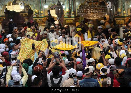 I devoti trono il Nizamuddin Dargah abbracciato in giallo in occasione del 'Sufi Basant' il 16 febbraio 2021 a Nuova Delhi, in India. Il festival di primavera indù o Sufi Basant come è popolarmente noto, risale al 12th ° secolo quando il poeta celebrato Amir Khurrow dedicato le sue canzoni di primavera al suo khwaja (maestro spirituale) Hazrat Nizamuddin Auliya. (Foto di Mayank Makhija/NurPhoto) Foto Stock