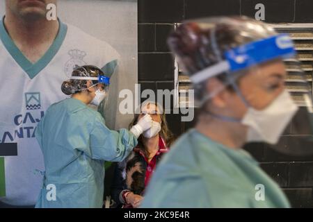 Una donna viene sottoposta al test durante la proiezione di massa dei test PCR al campo di calcio del Racing de Santander, dopo lo scoppio registrato in un centro sportivo della città. (Foto di Joaquin Gomez Sastre/NurPhoto) Foto Stock