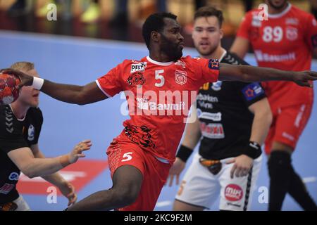 Diogo Hebo in azione durante il gioco di pallamano per la EHF European League Men 2020/2021 tra Dinamo Bucarest e IFK Kristianstad, Bucarest, Romania, 16 febbraio 2021. (Foto di Alex Nicodim/NurPhoto) Foto Stock