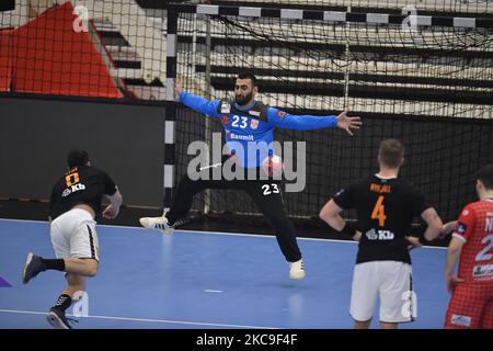 Gregor Ocvirk segna durante il gioco di pallamano per la EHF European League Men 2020/2021 tra Dinamo Bucarest e IFK Kristianstad, Bucarest, Romania, 16 febbraio 2021. (Foto di Alex Nicodim/NurPhoto) Foto Stock