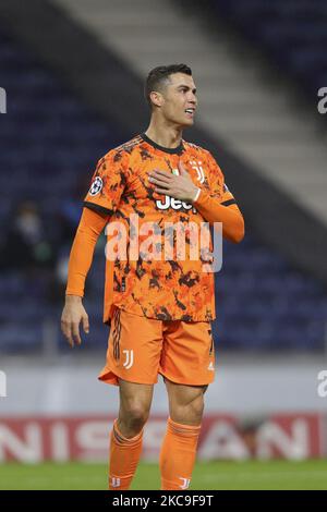 Il forward portoghese della Juventus Cristiano Ronaldo reagisce durante il round della UEFA Champions League di 16 - 1st tappa tra il FC Porto e il Juventus FC al Dragao Stadium il 17 febbraio 2021 a Porto, Portogallo. (Foto di Paulo Oliveira/NurPhoto) Foto Stock