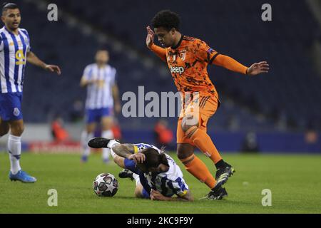 Il centrocampista portoghese di Porto Sergio Oliveira (L) si presenta con Weston Mckennie della Juventus FC (R) durante il round della UEFA Champions League di 16 - 1st partite tra FC Porto e Juventus FC allo stadio Dragao il 17 febbraio 2021 a Porto, Portogallo. (Foto di Paulo Oliveira/NurPhoto) Foto Stock