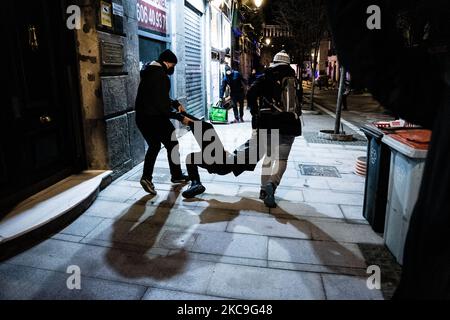 La polizia di abbigliamento normale detengono un manifestante dopo le accuse della polizia durante la manifestazione contro l'incarcerazione del rapper Pablo Hasél nella Plaza del Sol a Madrid, Spagna il 17 febbraio 2021 (Foto di Jon Imanol Reino/NurPhoto) Foto Stock