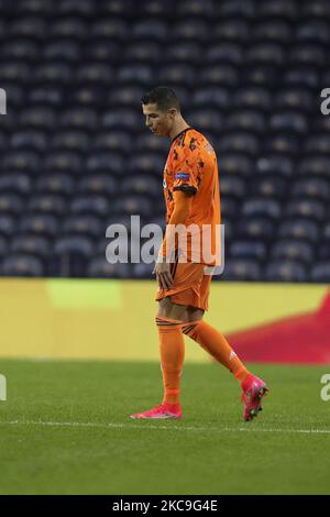 Il forward portoghese della Juventus Cristiano Ronaldo reagisce durante il round della UEFA Champions League di 16 - 1st tappa tra il FC Porto e il Juventus FC al Dragao Stadium il 17 febbraio 2021 a Porto, Portogallo. (Foto di Paulo Oliveira/NurPhoto) Foto Stock