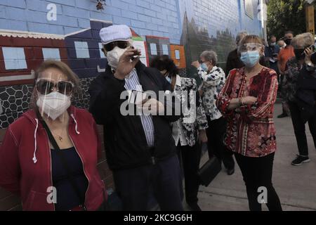 Gli anziani attendono fuori da una scuola elementare nell'ufficio del sindaco di Magdalena Contreras a Città del Messico per ricevere il vaccino AstraZeneca contro COVID-19. Tuttavia, ci sono stati momenti di tensione tra alcuni funzionari pubblici e gli adulti più anziani che non hanno ricevuto il vaccino. Secondo le autorità, al momento, a Città del Messico, saranno applicate 79 mila 550 dosi che saranno distribuite in detti comuni fino al febbraio 19, che avrà un calendario di applicazione dal 9am al 6pm. (Foto di Gerardo Vieyra/NurPhoto) Foto Stock