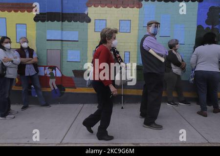 Gli anziani attendono fuori da una scuola elementare nell'ufficio del sindaco di Magdalena Contreras a Città del Messico per ricevere il vaccino AstraZeneca contro COVID-19. Tuttavia, ci sono stati momenti di tensione tra alcuni funzionari pubblici e gli adulti più anziani che non hanno ricevuto il vaccino. Secondo le autorità, al momento, a Città del Messico, saranno applicate 79 mila 550 dosi che saranno distribuite in detti comuni fino al febbraio 19, che avrà un calendario di applicazione dal 9am al 6pm. (Foto di Gerardo Vieyra/NurPhoto) Foto Stock