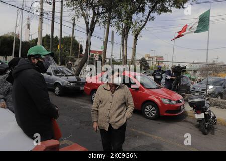 Gli anziani attendono fuori da una scuola elementare nell'ufficio del sindaco di Magdalena Contreras a Città del Messico per ricevere il vaccino AstraZeneca contro COVID-19. Tuttavia, ci sono stati momenti di tensione tra alcuni funzionari pubblici e gli adulti più anziani che non hanno ricevuto il vaccino. Secondo le autorità, al momento, a Città del Messico, saranno applicate 79 mila 550 dosi che saranno distribuite in detti comuni fino al febbraio 19, che avrà un calendario di applicazione dal 9am al 6pm. (Foto di Gerardo Vieyra/NurPhoto) Foto Stock