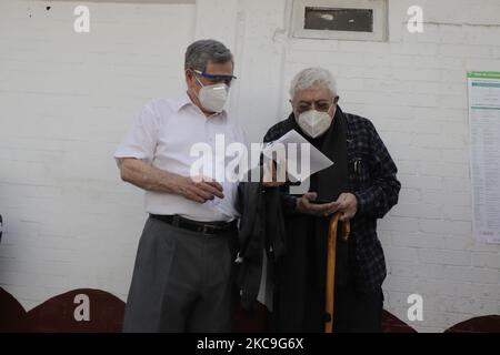 Gli anziani attendono fuori da una scuola elementare nell'ufficio del sindaco di Magdalena Contreras a Città del Messico per ricevere il vaccino AstraZeneca contro COVID-19. Tuttavia, ci sono stati momenti di tensione tra alcuni funzionari pubblici e gli adulti più anziani che non hanno ricevuto il vaccino. Secondo le autorità, al momento, a Città del Messico, saranno applicate 79 mila 550 dosi che saranno distribuite in detti comuni fino al febbraio 19, che avrà un calendario di applicazione dal 9am al 6pm. (Foto di Gerardo Vieyra/NurPhoto) Foto Stock