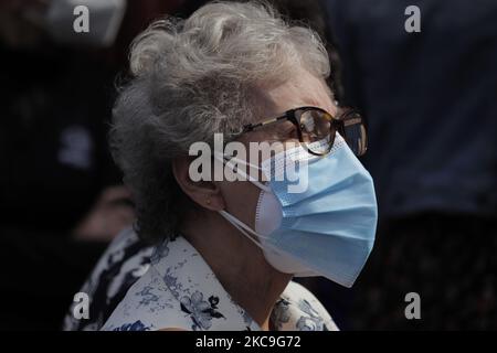 Gli anziani attendono fuori da una scuola elementare nell'ufficio del sindaco di Magdalena Contreras a Città del Messico per ricevere il vaccino AstraZeneca contro COVID-19. Tuttavia, ci sono stati momenti di tensione tra alcuni funzionari pubblici e gli adulti più anziani che non hanno ricevuto il vaccino. Secondo le autorità, al momento, a Città del Messico, saranno applicate 79 mila 550 dosi che saranno distribuite in detti comuni fino al febbraio 19, che avrà un calendario di applicazione dal 9am al 6pm. (Foto di Gerardo Vieyra/NurPhoto) Foto Stock