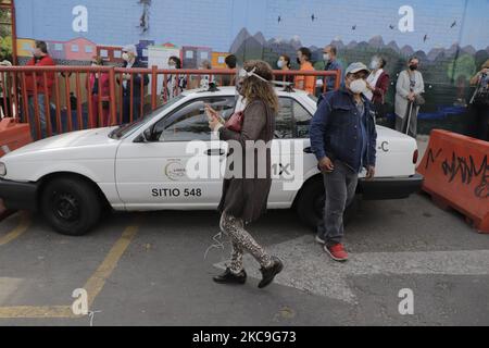 Gli anziani attendono fuori da una scuola elementare nell'ufficio del sindaco di Magdalena Contreras a Città del Messico per ricevere il vaccino AstraZeneca contro COVID-19. Tuttavia, ci sono stati momenti di tensione tra alcuni funzionari pubblici e gli adulti più anziani che non hanno ricevuto il vaccino. Secondo le autorità, al momento, a Città del Messico, saranno applicate 79 mila 550 dosi che saranno distribuite in detti comuni fino al febbraio 19, che avrà un calendario di applicazione dal 9am al 6pm. (Foto di Gerardo Vieyra/NurPhoto) Foto Stock