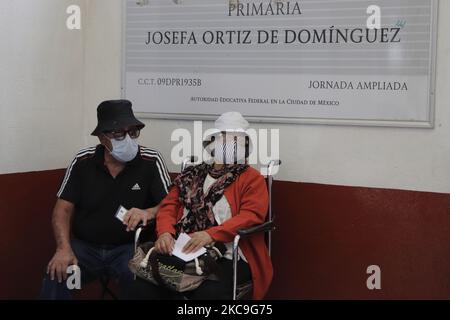 Gli anziani attendono fuori da una scuola elementare nell'ufficio del sindaco di Magdalena Contreras a Città del Messico per ricevere il vaccino AstraZeneca contro COVID-19. Tuttavia, ci sono stati momenti di tensione tra alcuni funzionari pubblici e gli adulti più anziani che non hanno ricevuto il vaccino. Secondo le autorità, al momento, a Città del Messico, saranno applicate 79 mila 550 dosi che saranno distribuite in detti comuni fino al febbraio 19, che avrà un calendario di applicazione dal 9am al 6pm. (Foto di Gerardo Vieyra/NurPhoto) Foto Stock