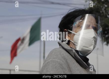 Gli anziani attendono fuori da una scuola elementare nell'ufficio del sindaco di Magdalena Contreras a Città del Messico per ricevere il vaccino AstraZeneca contro COVID-19. Tuttavia, ci sono stati momenti di tensione tra alcuni funzionari pubblici e gli adulti più anziani che non hanno ricevuto il vaccino. Secondo le autorità, al momento, a Città del Messico, saranno applicate 79 mila 550 dosi che saranno distribuite in detti comuni fino al febbraio 19, che avrà un calendario di applicazione dal 9am al 6pm. (Foto di Gerardo Vieyra/NurPhoto) Foto Stock