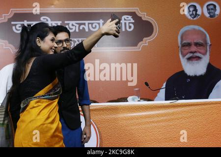 Tollywood attori selfie mobile davanti al primo ministro indiano Narendra modi grande foto prima di aderire al BJP in presenza Kailash Vijayvargiya, Il segretario generale nazionale del BJP e l'osservatore centrale del partyâ per il Bengala Occidentale Â e il vicepresidente nazionale del partito BJP Â Mukul Roy, Swapan Dasgupta Â MP a Kolkata il 17,2021 febbraio. La battaglia per il Bengala Occidentale nelle prossime elezioni dell'Assemblea si sta inoltre trasformando in una battaglia per Â€˜Tollywoodâ€™ (il soprannome per l'industria del cinema e dell'intrattenimento bengalese) tra il Congresso Trinamool al potere e il Partito Bharatiya Janata (B Foto Stock