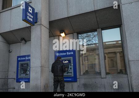 Un uomo usa il bancomat dell'Ulster Bank nel centro di Dublino durante il blocco del livello 5 del Covid-19. Domani, venerdì 19 febbraio, NatWest, la banca britannica proprietaria di Ulster Bank, annuncerà il futuro delle operazioni di Ulster Bank nella Repubblica d'Irlanda. Giovedì 18 febbraio 2021 a Dublino, Irlanda. (Foto di Artur Widak/NurPhoto) Foto Stock