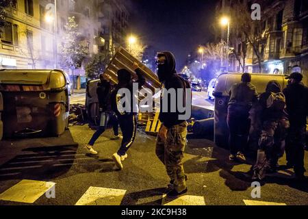Protesta contro l'incarcerazione del cantante rap Pablo Hasel, a Barcellona, in Spagna, il 18 febbraio 2021. Sei arrestati e uno gravemente ferito nella terza notte di proteste e scontri tra i giovani e la polizia di Barcellona contro l'incarcerazione del cantante rap Pablo Hasel. (Foto di Albert Llop/NurPhoto) Foto Stock