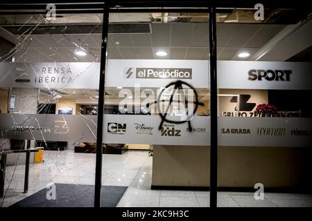 Protesta contro l'incarcerazione del cantante rap Pablo Hasel, a Barcellona, in Spagna, il 18 febbraio 2021. Sei arrestati e uno gravemente ferito nella terza notte di proteste e scontri tra i giovani e la polizia di Barcellona contro l'incarcerazione del cantante rap Pablo Hasel. (Foto di Albert Llop/NurPhoto) Foto Stock