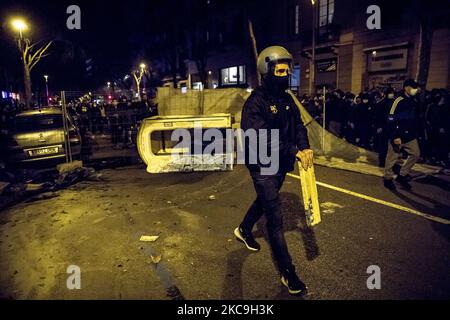Protesta contro l'incarcerazione del cantante rap Pablo Hasel, a Barcellona, in Spagna, il 18 febbraio 2021. Sei arrestati e uno gravemente ferito nella terza notte di proteste e scontri tra i giovani e la polizia di Barcellona contro l'incarcerazione del cantante rap Pablo Hasel. (Foto di Albert Llop/NurPhoto) Foto Stock