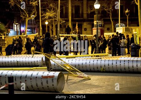 Protesta contro l'incarcerazione del cantante rap Pablo Hasel, a Barcellona, in Spagna, il 18 febbraio 2021. Sei arrestati e uno gravemente ferito nella terza notte di proteste e scontri tra i giovani e la polizia di Barcellona contro l'incarcerazione del cantante rap Pablo Hasel. (Foto di Albert Llop/NurPhoto) Foto Stock