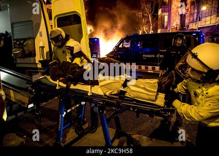 Protesta contro l'incarcerazione del cantante rap Pablo Hasel, a Barcellona, in Spagna, il 18 febbraio 2021. Sei arrestati e uno gravemente ferito nella terza notte di proteste e scontri tra i giovani e la polizia di Barcellona contro l'incarcerazione del cantante rap Pablo Hasel. (Foto di Albert Llop/NurPhoto) Foto Stock