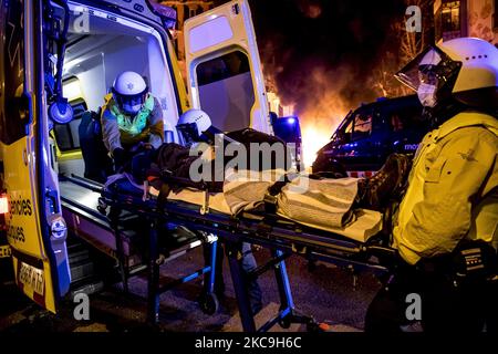 Protesta contro l'incarcerazione del cantante rap Pablo Hasel, a Barcellona, in Spagna, il 18 febbraio 2021. Sei arrestati e uno gravemente ferito nella terza notte di proteste e scontri tra i giovani e la polizia di Barcellona contro l'incarcerazione del cantante rap Pablo Hasel. (Foto di Albert Llop/NurPhoto) Foto Stock