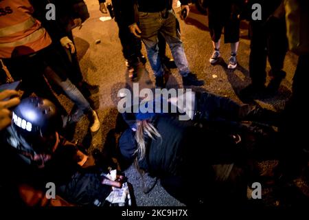 Protesta contro l'incarcerazione del cantante rap Pablo Hasel, a Barcellona, in Spagna, il 18 febbraio 2021. Sei arrestati e uno gravemente ferito nella terza notte di proteste e scontri tra i giovani e la polizia di Barcellona contro l'incarcerazione del cantante rap Pablo Hasel. (Foto di Albert Llop/NurPhoto) Foto Stock