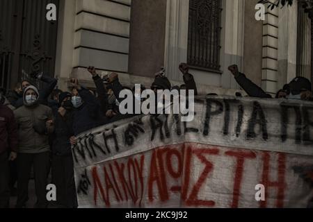 I dimostranti gridano slogan in solidarietà con Dimitris Koufontinas, condannato membro del gruppo guerriglia '17 novembre', ad Atene, in Grecia, 19 febbraio 2021. Dimitris Koufontinas è in sciopero della fame dal 08 gennaio 2021 chiedendo di essere trasferito alla prigione di sicurezza di Atene Korydallos da una prigione nel nord della Grecia. (Foto di Dimitris Lampropoulos/NurPhoto) Foto Stock