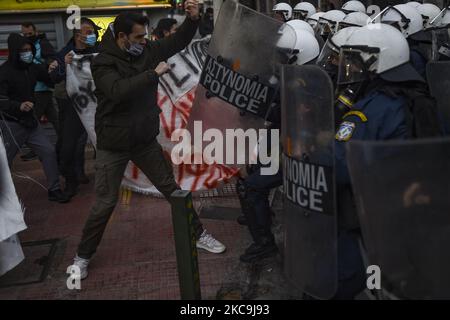 I dimostranti si scontrano con la polizia antisommossa durante una protesta di solidarietà con Dimitris Koufontinas, condannato membro del gruppo guerriglia '17 novembre', ad Atene, in Grecia, 19 febbraio 2021. Dimitris Koufontinas è in sciopero della fame dal 08 gennaio 2021 chiedendo di essere trasferito alla prigione di sicurezza di Atene Korydallos da una prigione nel nord della Grecia. (Foto di Dimitris Lampropoulos/NurPhoto) Foto Stock