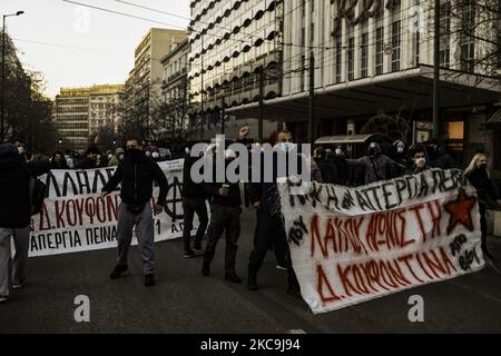 I dimostranti gridano slogan in solidarietà con Dimitris Koufontinas, condannato membro del gruppo guerriglia '17 novembre', ad Atene, in Grecia, 19 febbraio 2021. Dimitris Koufontinas è in sciopero della fame dal 08 gennaio 2021 chiedendo di essere trasferito alla prigione di sicurezza di Atene Korydallos da una prigione nel nord della Grecia. (Foto di Dimitris Lampropoulos/NurPhoto) Foto Stock