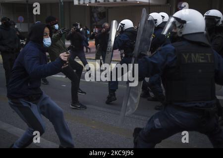 I dimostranti si scontrano con la polizia antisommossa durante una protesta di solidarietà con Dimitris Koufontinas, condannato membro del gruppo guerriglia '17 novembre', ad Atene, in Grecia, 19 febbraio 2021. Dimitris Koufontinas è in sciopero della fame dal 08 gennaio 2021 chiedendo di essere trasferito alla prigione di sicurezza di Atene Korydallos da una prigione nel nord della Grecia. (Foto di Dimitris Lampropoulos/NurPhoto) Foto Stock