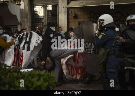 I dimostranti si scontrano con la polizia antisommossa durante una protesta di solidarietà con Dimitris Koufontinas, condannato membro del gruppo guerriglia '17 novembre', ad Atene, in Grecia, 19 febbraio 2021. Dimitris Koufontinas è in sciopero della fame dal 08 gennaio 2021 chiedendo di essere trasferito alla prigione di sicurezza di Atene Korydallos da una prigione nel nord della Grecia. (Foto di Dimitris Lampropoulos/NurPhoto) Foto Stock