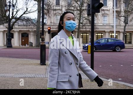 Una donna che indossa una maschera facciale cammina per le strade di Westminster a Londra il 19 febbraio 2021. (Foto di Giannis Alexopoulos/NurPhoto) Foto Stock