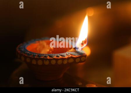 DIYA (piccola lampada di argilla) durante il festival di Diwali in un tempio indù a Toronto, Ontario, Canada, il 14 novembre 2020. (Foto di Creative Touch Imaging Ltd./NurPhoto) Foto Stock