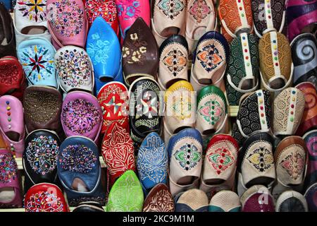 Pantofole e scarpe marocchine colorate esposte nel souk (mercato) nella medina (città vecchia) di Essaouira, Marocco, Africa. (Foto di Creative Touch Imaging Ltd./NurPhoto) Foto Stock