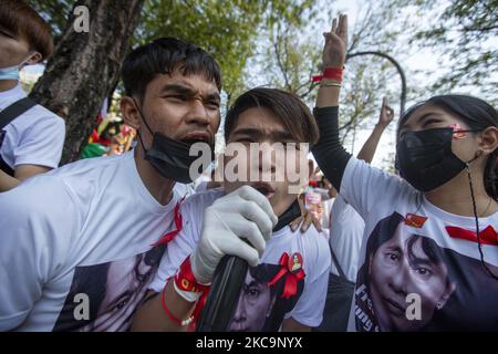 Migliaia di cittadini del Myanmar si sono riuniti nel complesso delle Nazioni Unite per protestare contro il colpo di stato militare avvenuto il 1st febbraio 2021 nel loro paese d'origine. Aung San Suu Kyi, l'iconica figura politica della nazione, è stato disseduto dall'ufficio di consigliere di Stato insieme ad altri membri del suo governo della Lega Nazionale per la democrazia (NLD) da parte dell'esercito di Myanmar noto come il Tatmadaw. (Foto Adryel Talamantes/NurPhoto) Foto Stock