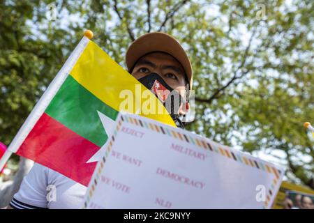 Migliaia di cittadini del Myanmar si sono riuniti nel complesso delle Nazioni Unite per protestare contro il colpo di stato militare avvenuto il 1st febbraio 2021 nel loro paese d'origine. Aung San Suu Kyi, l'iconica figura politica della nazione, è stato disseduto dall'ufficio di consigliere di Stato insieme ad altri membri del suo governo della Lega Nazionale per la democrazia (NLD) da parte dell'esercito di Myanmar noto come il Tatmadaw. (Foto Adryel Talamantes/NurPhoto) Foto Stock