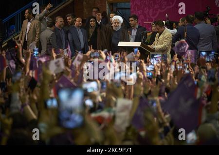 Il presidente riformista iraniano e il candidato alle elezioni presidenziali del 2017, Hassan Rouhani, (Top-C) si è fatto un'ondata di tifosi mentre partecipava a un raduno di campagna in un complesso sportivo nel centro di Teheran, il 9 maggio 2017. Rouhani rieletto presidente dell'Iran. (Foto di Morteza Nikoubazl/NurPhoto) Foto Stock