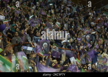 I sostenitori del presidente riformista iraniano e del candidato alle elezioni presidenziali del 2017, Hassan Rouhani, si riuniscono nel complesso sportivo Azadi (Freedom) da 12000 sit durante un rally di campagna a Teheran occidentale, il 13 maggio 2017. Rouhani rieletto presidente dell'Iran. (Foto di Morteza Nikoubazl/NurPhoto) Foto Stock