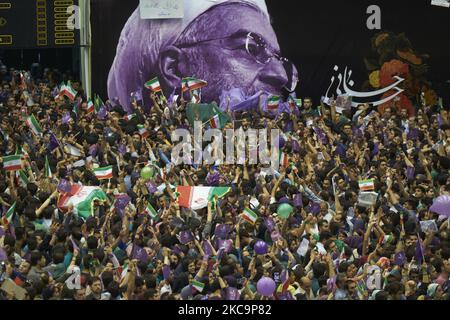 Decine di migliaia di sostenitori del presidente riformista iraniano e del candidato alle elezioni presidenziali del 2017, Hassan Rouhani, si riuniscono al complesso sportivo Azadi (libertà) da 12000 posti durante un rally di campagna nella parte occidentale di Teheran, il 13 maggio 2017. Rouhani rieletto presidente dell'Iran. (Foto di Morteza Nikoubazl/NurPhoto) Foto Stock