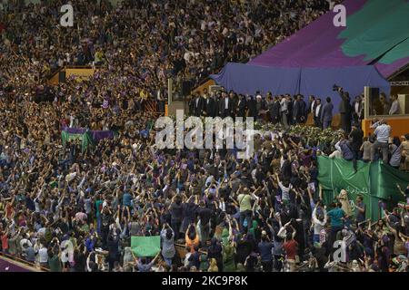 Il presidente riformista iraniano e il candidato alle elezioni presidenziali del 2017, Hassan Rouhani, si è fatto un'onda ai suoi sostenitori mentre partecipava a un raduno di campagna presso il complesso sportivo Azadi (Freedom) da 12000 sit a Teheran occidentale, il 13 maggio 2017. Rouhani rieletto presidente dell'Iran. (Foto di Morteza Nikoubazl/NurPhoto) Foto Stock