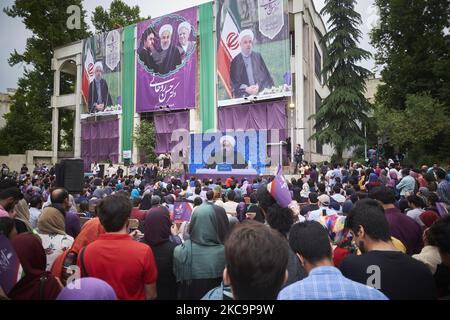 I sostenitori del presidente riformista iraniano e del candidato alle elezioni presidenziali del 2017, Hassan Rouhani, assistono a un programma live di Rouhani su uno schermo gigante in un centro di campagna nel nord di Teheran, il 12 maggio 2017. Rouhani rieletto presidente dell'Iran. (Foto di Morteza Nikoubazl/NurPhoto) Foto Stock