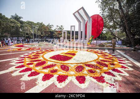 Il monumento del martire Central Shaheed Minar è decorato con fiori come omaggio da migliaia di persone del Bangladesh durante la Giornata Internazionale della Lingua Madre, a Dacca il 21 febbraio 2021. Questo evento è dedicato ai martiri che sono morti il 21 febbraio 1952 in una manifestazione che chiede l'istituzione del Bengalese come una delle lingue statali dell'ex Pakistan orientale. (Foto di Ahmed Salahuddin/NurPhoto) Foto Stock