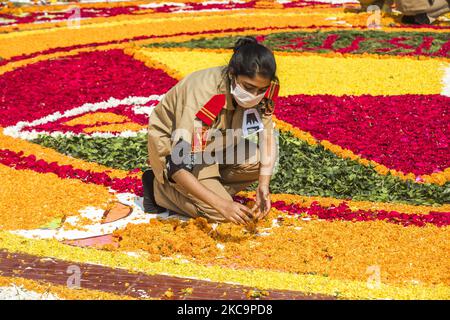 I giovani decorano con fiori il monumento commemorativo dei martiri della lingua centrale del Bangladesh in omaggio ai martiri del movimento linguistico bengalese del 1952 durante la Giornata Internazionale della lingua madre, a Dhaka il 21 febbraio 2021. Questo evento è dedicato ai martiri che sono morti il 21 febbraio 1952 in una manifestazione che chiede l'istituzione del Bengalese come una delle lingue statali dell'ex Pakistan orientale. (Foto di Ahmed Salahuddin/NurPhoto) Foto Stock