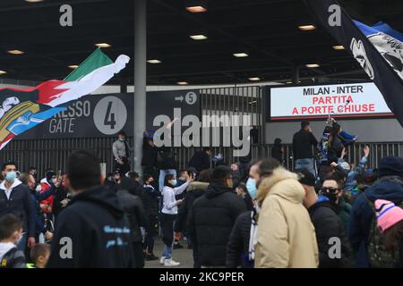 Gli appassionati dell'AC Milan e del FC Internazionale aspettano fuori dallo stadio Giuseppe Meazza - San Siro - gli autobus delle due squadre in attesa del derby di Milano, Italia, febbraio 21 2021 (Photo by Mairo Cinquetti/NurPhoto) Foto Stock