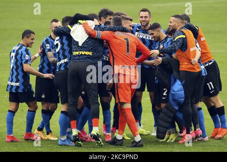 I giocatori del FC Internazionale festeggiano una vittoria al termine della Serie A match tra AC Milan e FC Internazionale allo Stadio Giuseppe Meazza il 21 febbraio 2021 a Milano. Gli stadi sportivi in tutta Italia restano soggetti a rigorose restrizioni a causa del Coronavirus Pandemic, in quanto le leggi governative di allontanamento sociale vietano ai fan di entrare nei locali, con conseguente gioco a porte chiuse. (Foto di Giuseppe Cottini/NurPhoto) Foto Stock